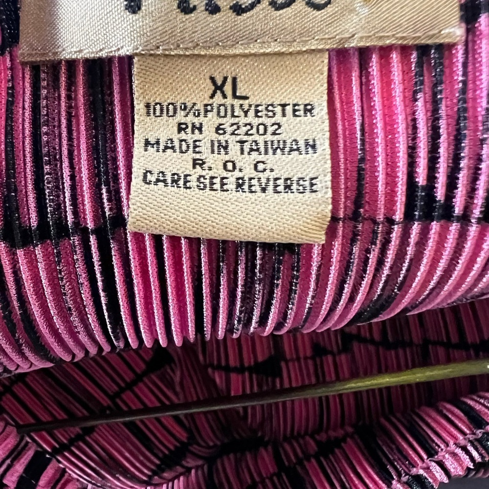 PLISSE BOLD PINK & BLACK PERMANENTLY PLEATED TEXTURE GEOMETRIC PATTERN.
SIZE XL - Picture 2 of 7